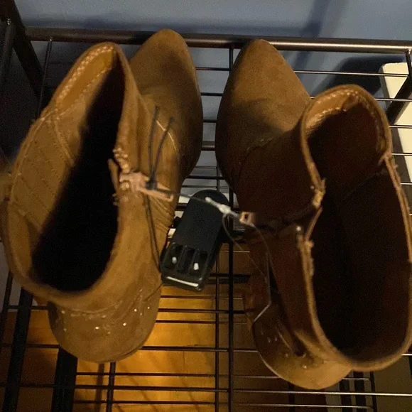 3/$20 Women’s boots - Picture 6 of 7